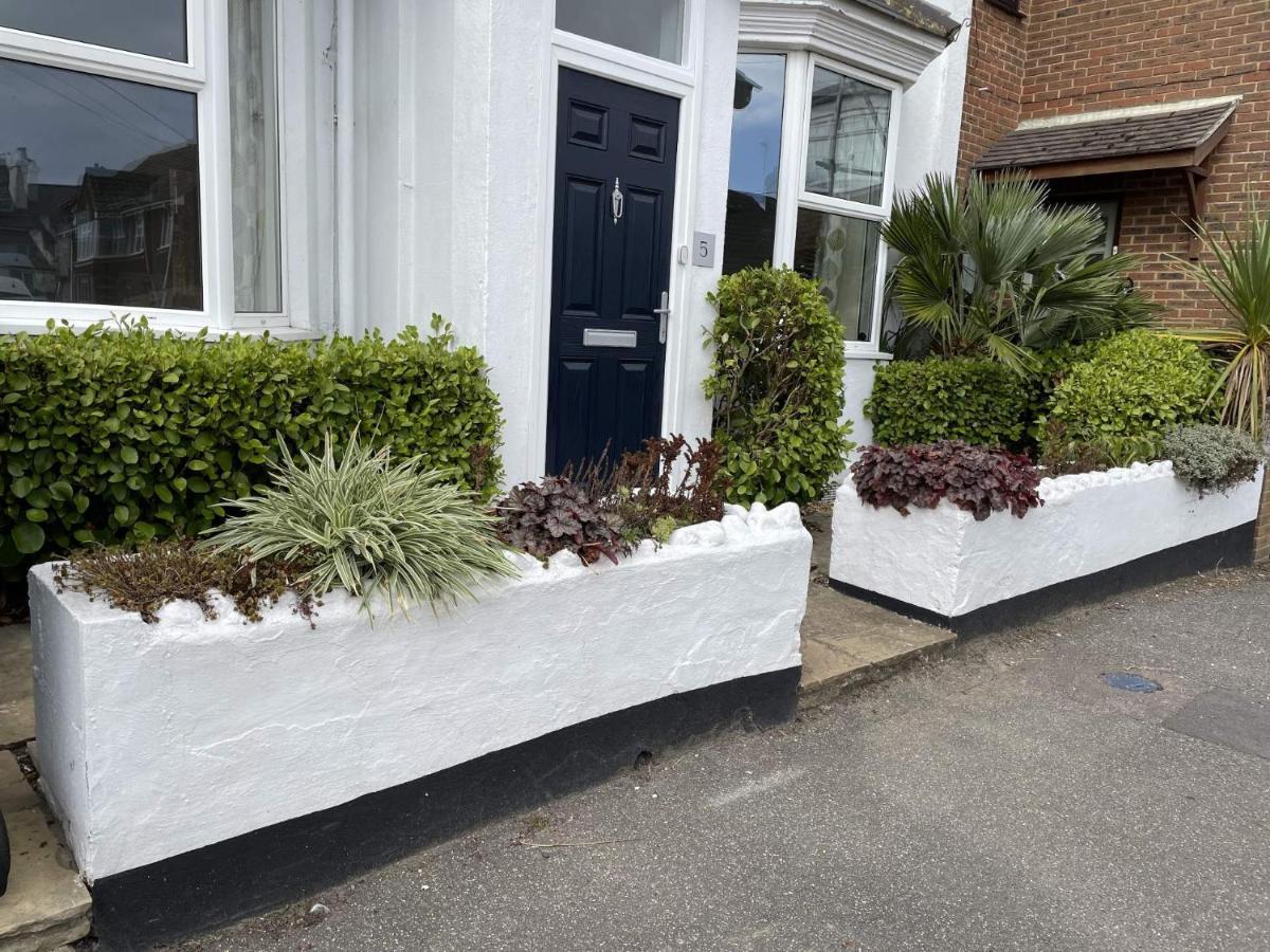 Spacious 4-Bed Beach Retreat For Families Steps From The Shore In Pevensey Bay Exterior foto